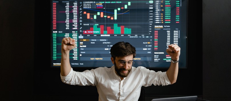 Peut-on vraiment investir en Bourse avec seulement 100 € par mois ? Oui — voici comment avec un PEA, un ETF World et un plan automatique. Guide complet 2026.